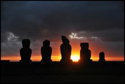 coucher de soleil sur moai rapanui